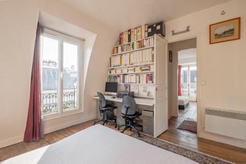 - une chambre avec un bureau, un ordinateur et une fenêtre dans l'établissement Veeve - Theatre in the Sky, à Paris