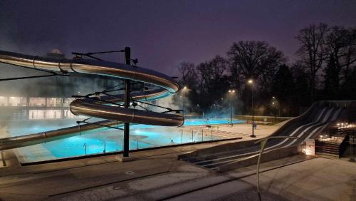un skatepark avec toboggan la nuit dans l'établissement Cocon sous les toits By UnSejourANancy Fr, à Nancy