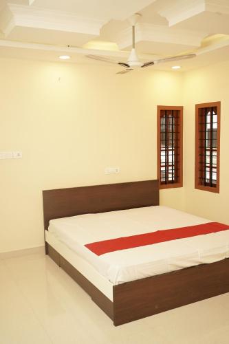 Un dormitorio con una cama grande en una habitación. en OHO ROOMS, en Ernakulam