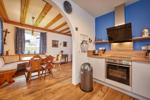 Villa Bruni في غارميش - بارتنكيرشين: مطبخ وغرفة معيشة مع ممر