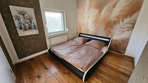 a small bed in a room with a feather wall at Haus (1. Etage+DG) mit Garten in Passendorf