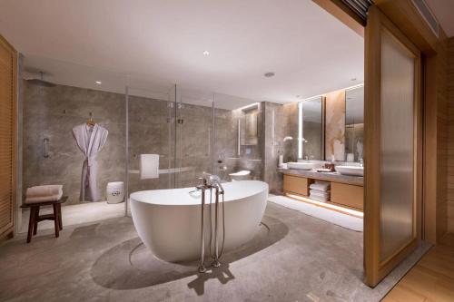Bilik mandi di Conrad Hangzhou Tonglu
