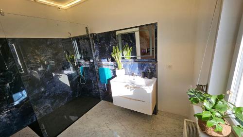 a bathroom with two sinks and a large mirror at Haus (1. Etage+DG) mit Garten in Passendorf