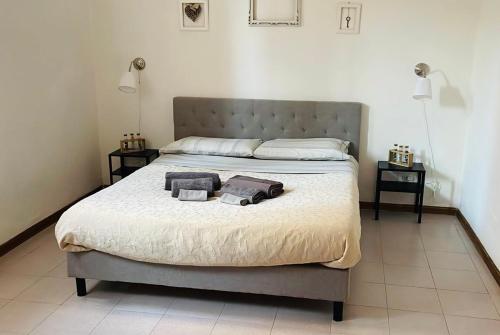 威尼斯的住宿－Ca’ MILLA，一间卧室配有一张床、两条毛巾和两盏灯。