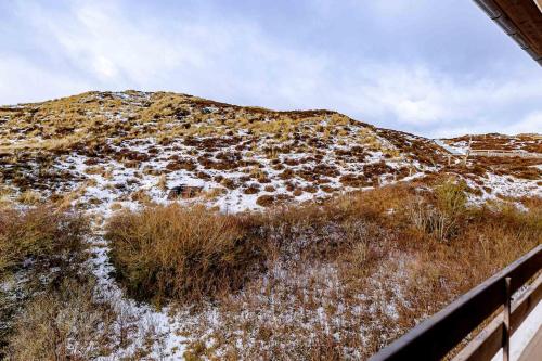 Blick auf einen Hügel mit Schnee darauf in der Unterkunft App Nordseeperle in List