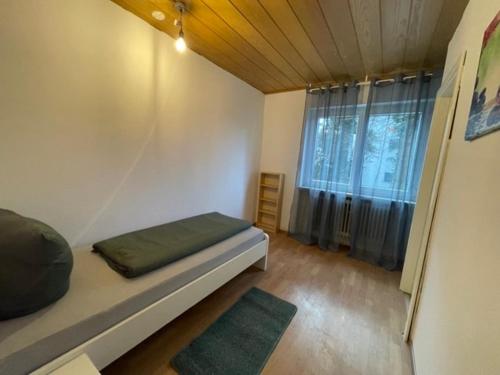 Habitación pequeña con cama y ventana en Ferienunterkunft&Monteure C.C, en Schwabach