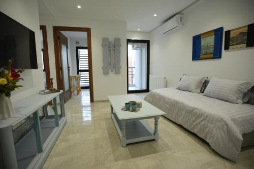 a living room with a bed and a table at L'horizon 5 in Sfax