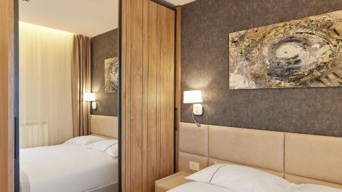 Ένα ή περισσότερα κρεβάτια σε δωμάτιο στο Apartments by BOR - BOR Hotel Complex
