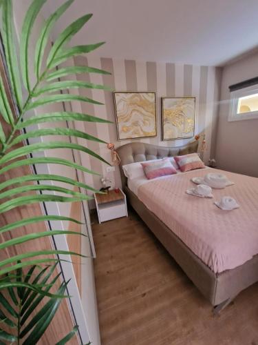 a bedroom with a bed and a large plant at Luxury Apartment fronte piscina Mareverde A&V Costa Adeje in Adeje