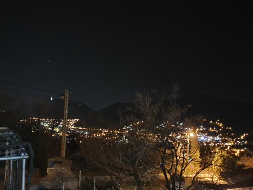Ferienhaus Brice / Mostar في موستار: اطلاله على مدينه في الليل مع اناره