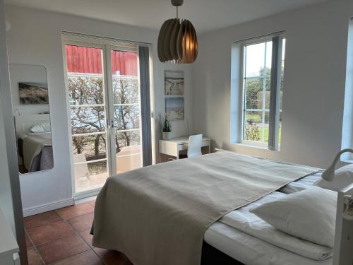 um quarto com uma cama grande e 2 janelas em Gamla Viken, 150 qm, 3 bedroom, 6 beds em Viken
