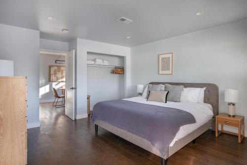 a bedroom with a large bed in a room at Menlo Park 2br w parking ac nr dining tech SFO-1497 in Menlo Park