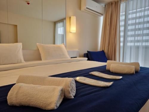 una camera d'albergo con un letto e due utensili sopra di Twin Towers Orbi City Batumi a Batumi