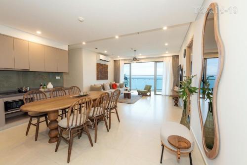 a kitchen and dining room with a table and chairs at Phạm Hiếu's Homestay - The Song Apartment in Vung Tau