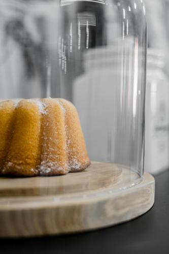 a cake in a glass jar on a cutting board at Hotel Riesengebirge in Neuhof an der Zenn
