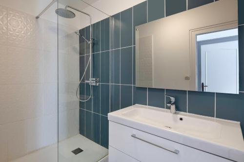 a bathroom with a sink and a shower at Appart pour 4 en plein coeur de La Baule in La Baule