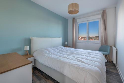 a bedroom with a large bed and a window at Appart pour 4 en plein coeur de La Baule in La Baule
