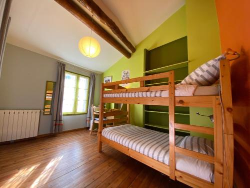 two bunk beds in a room with green walls at Maison familiale centre Avignon in Avignon