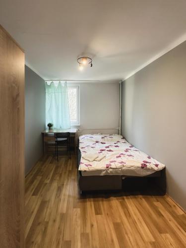 - une chambre avec un lit et un bureau dans l'établissement Kwadrat B&B Spiechowicza, à Rzeszów