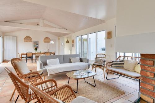 Maison pour 14 - 150 m de la plage de la Clère