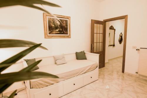 uma sala de estar com um sofá branco num quarto em Renaissance Apartment em Roma