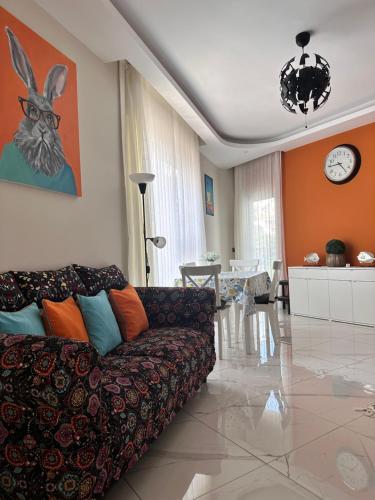 uma sala de estar com um sofá e um coelho na parede em Cozy 2-Bedroom Apartment, Cleopatra Beach, Alanya em Alanya