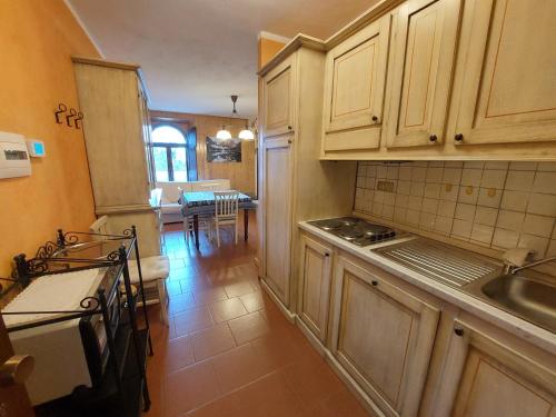 une cuisine avec un évier et une cuisinière four supérieur dans l'établissement Appartamento Abetone vicino alle piste da sci!, à Abetone