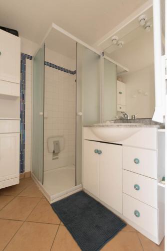 une salle de bain avec un lavabo et une douche dans l'établissement Maison dans résidence calme + piscine à Pornic, à Pornic