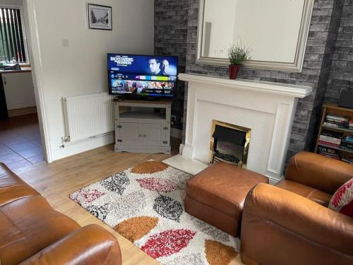 Uma televisão e/ou sistema de entretenimento em Aldbrough Cottage