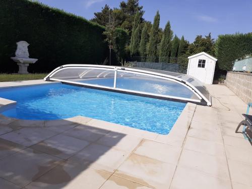 une piscine dans une cour avec patio en pierre dans l'établissement Charme au coeur des Alpilles - Villa Le Paradou, à Maussane-les-Alpilles