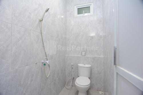 uma casa de banho com um WC e um chuveiro em Rawa Buntu House RedPartner em Ciater-hilir