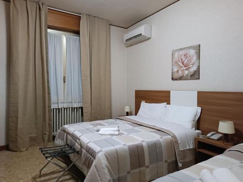 A bed or beds in a room at Hotel Mucciolini