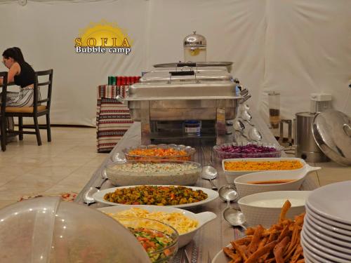 ワディ・ラムにあるBubble Sofia Luxury Rum Campのさまざまな種類の食べ物が並ぶビュッフェライン