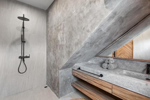 Ένα μπάνιο στο Berawa Townhouse Unit 7 by Betterplace