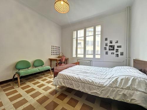 1 dormitorio con 1 cama y 2 sillas verdes en Joli Appartement - Proche Gare St Charles - Les Frères de la Loc', en Marsella