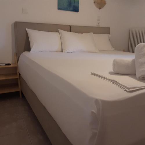Ein Bett oder Betten in einem Zimmer der Unterkunft Parselia