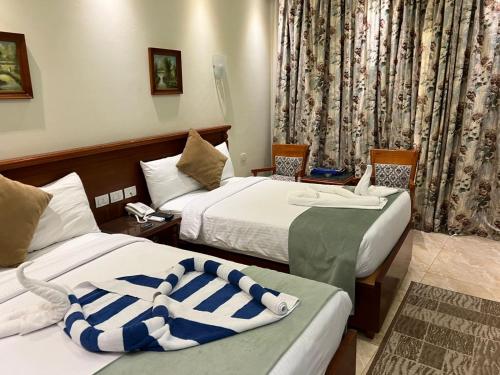 Postel nebo postele na pokoji v ubytování Amwaj Hotel