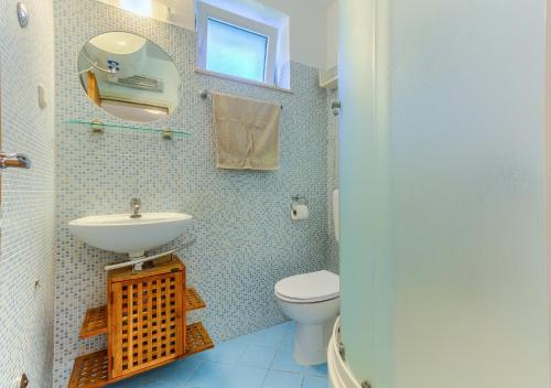 2-bdr apt with shared garden 3 min walk to beach