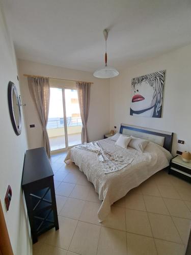 En eller flere senge i et værelse på JOHNNY APARTAMENT VLORE