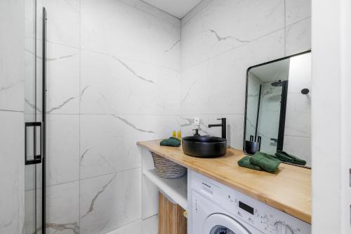 une salle de bain avec un lavabo et un miroir dans l'établissement Nice Renting - CARNOT - Escape to the French Riviera Terrace with Sea View, à Nice