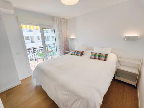 1 dormitorio con 1 cama blanca y 2 almohadas en AP395 - Alain Bahia, en Nerja