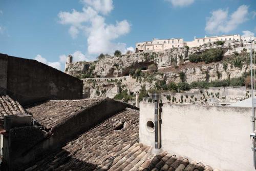 a view of a mountain with buildings and roofs at Casa Catalé in Modica
