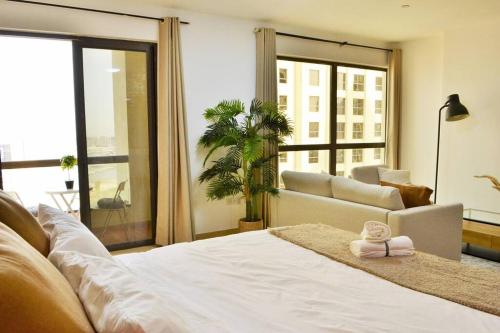 sypialnia z białym łóżkiem i kanapą w obiekcie Vacation Home In Best Part of Dubai w Dubaju