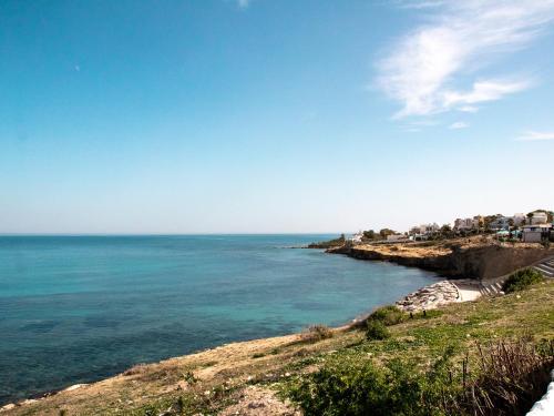 - une vue sur l'océan depuis une falaise dans l'établissement Dar Yessine Boutique Hôtel, à Sousse