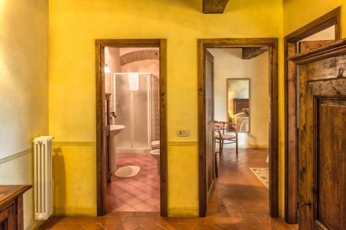 a room with a bathroom with a toilet and yellow walls at Residence Il Gavillaccio in Figline Valdarno