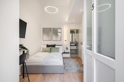 En eller flere senge i et værelse på K27- Boutique Apartments, Best Location, by BQA