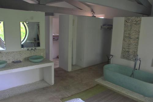 ein Badezimmer mit einer Badewanne, 2 Waschbecken und einem Spiegel in der Unterkunft Bastide Complète à Aix in Aix-en-Provence