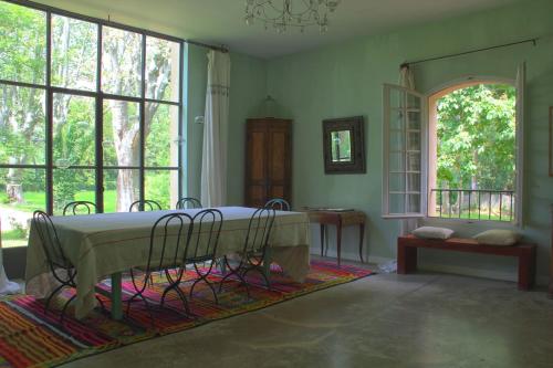 Zimmer mit einem Bett und einem großen Fenster in der Unterkunft Bastide Complète à Aix in Aix-en-Provence