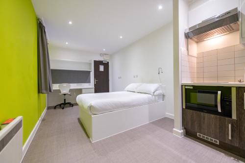 a bedroom with a bed and a tv in it at University of Bath City Accommodation in Bath