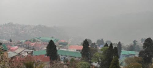 uitzicht op een stad met bomen en gebouwen bij Royoporus Taktsang Darjeeling in Darjeeling